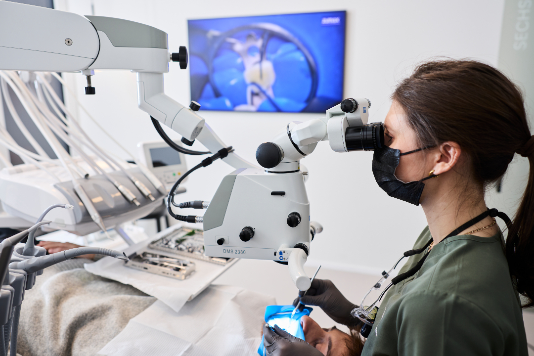 🦷 Die Mission: Zähne retten.
Was früher oft gezogen werden musste, kann heute in vielen Fällen erhalten werden – dank moderner Wurzelkanaltherapie.
Mit modernster Technik, viel Erfahrung und konsequenter Arbeit unter Kofferdam sorgen wir für maximale Keimfreiheit und beste Voraussetzungen für den langfristigen Erfolg der Behandlung.
Unser Ziel ist klar:
👉 den eigenen Zahn so lange wie möglich erhalten
👉 präzise, sauber und schonend behandeln
👉 nicht vorschnell ersetzen, sondern retten
Denn nichts ist besser als der eigene Zahn 😁
#Zahnerhalt #Wurzelkanalbehandlung #Endodontie #Kofferdam #ModerneZahnmedizin #Zahnidylle #MissionZahnerhalt