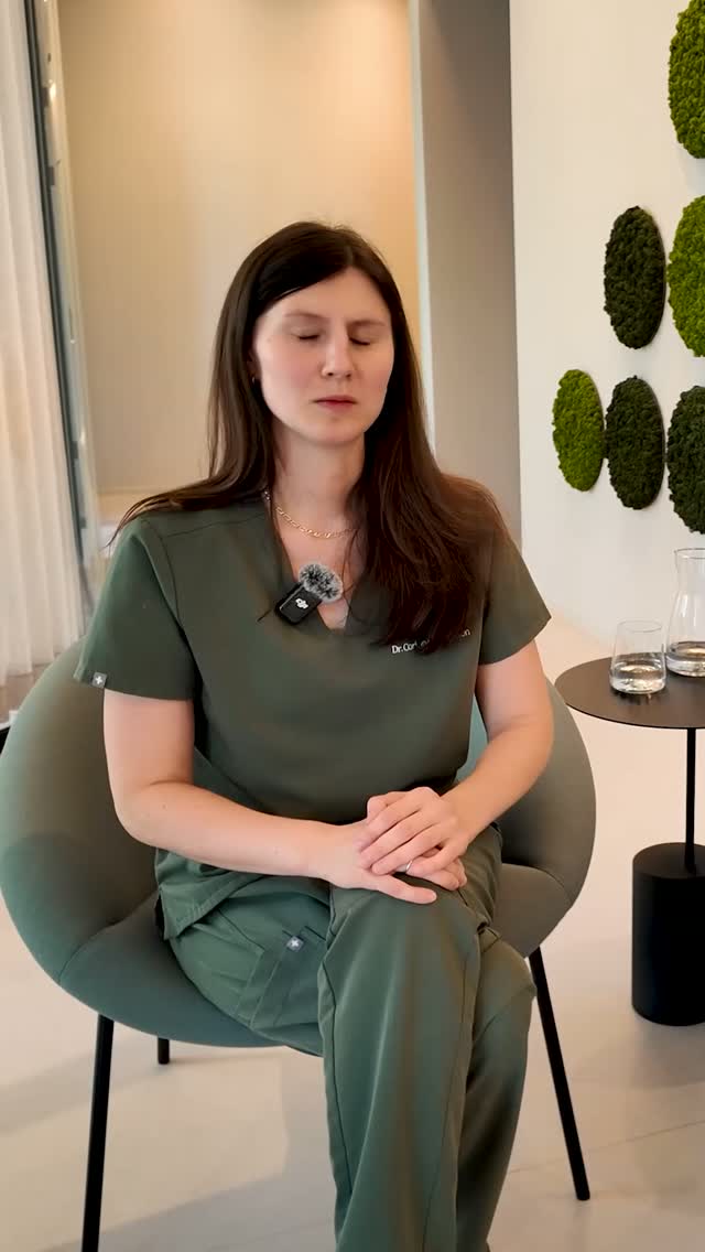 ✨Was macht mir in der Zahnmedizin am meisten Spaß? 🦷✨
Dr. Corinna Martensen erzählt von ihrer Leidenschaft für Endodontie und minimalinvasiver Ästhetik.

Bei der Wurzelbehandlung geht es darum, Zähne zu erhalten, die andere vielleicht schon aufgegeben hätten. Mit Ruhe, Präzision und modernster Technik gelingt das oft schmerzfrei und schonend. 💙

Und in der Ästhetik gilt für uns: So viel wie nötig, so wenig wie möglich. Natürliche Zähne, natürliches Lächeln, ohne unnötig Substanz zu opfern.